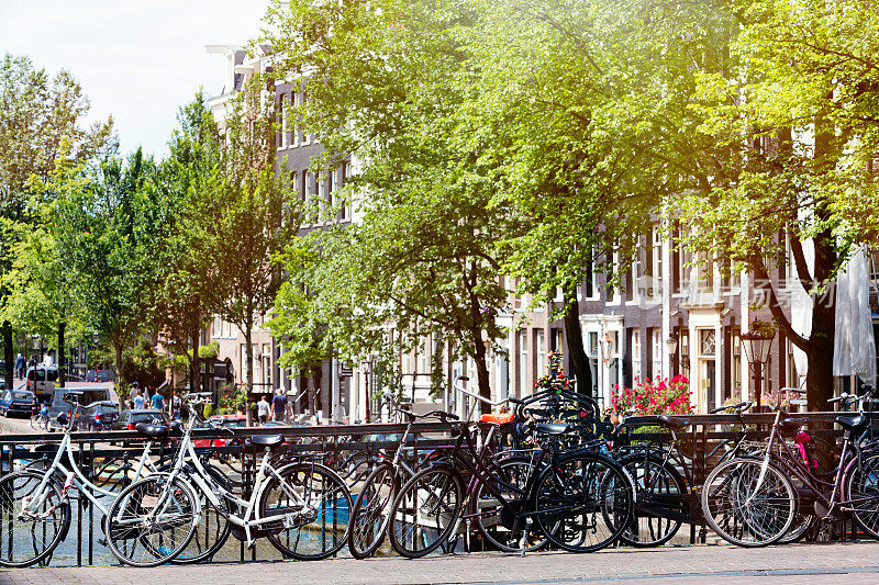 荷兰阿姆斯特丹运河旁停放的自行车