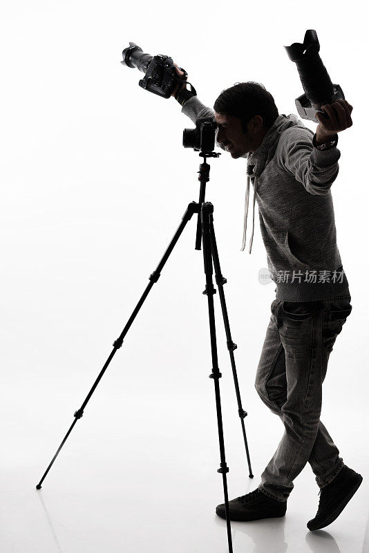摄影师与相机和三脚架