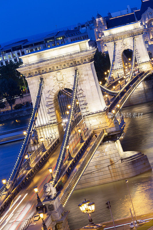 布达佩斯黄昏时铁链桥的特写