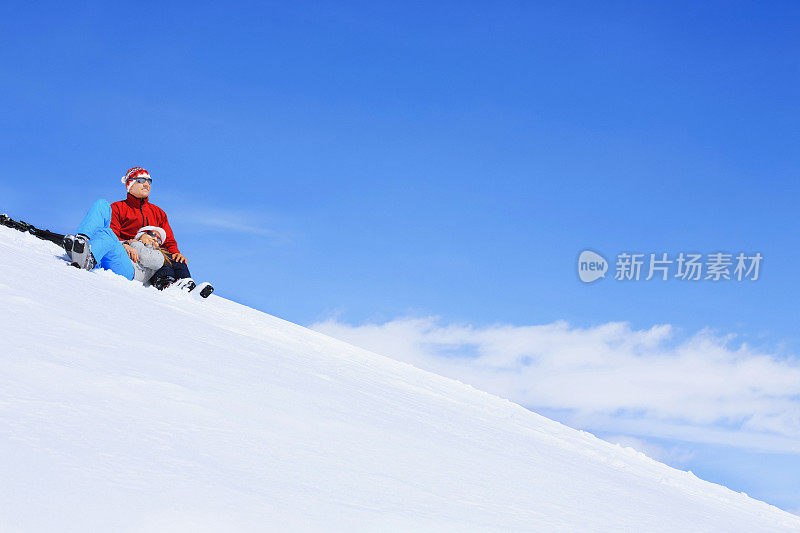 冬季运动男女滑雪者享受着休息