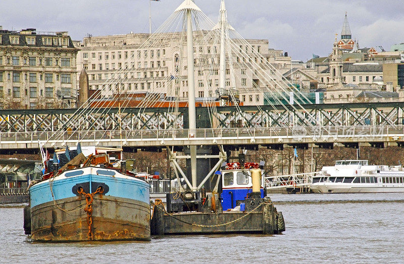 一艘带着手推车的垃圾船停泊在泰晤士河上
