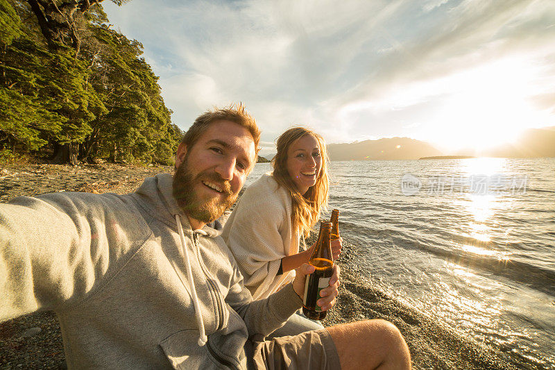 一对夫妇在湖边喝酒的自画像
