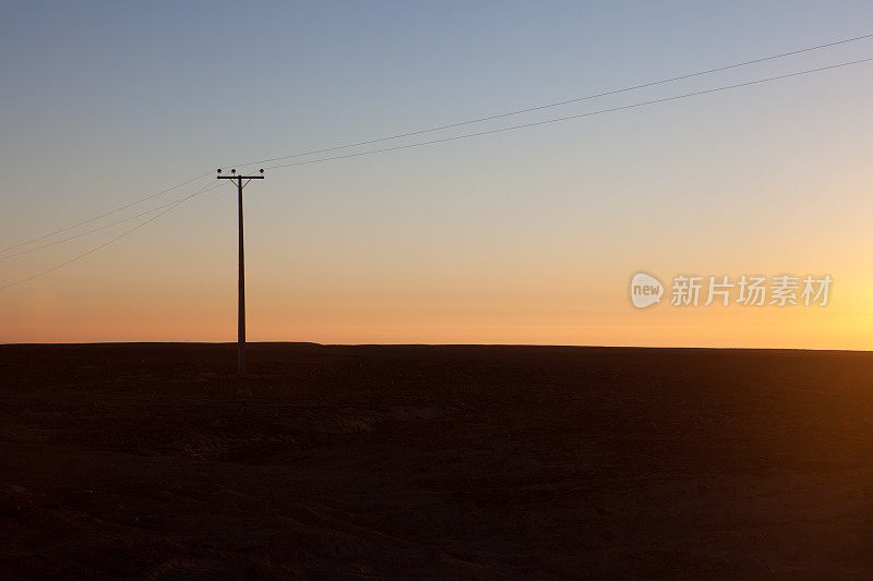 沙漠中的电线杆