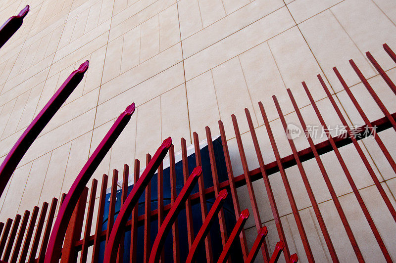 红色安全围栏和大门，简约冷混凝土墙，3XL