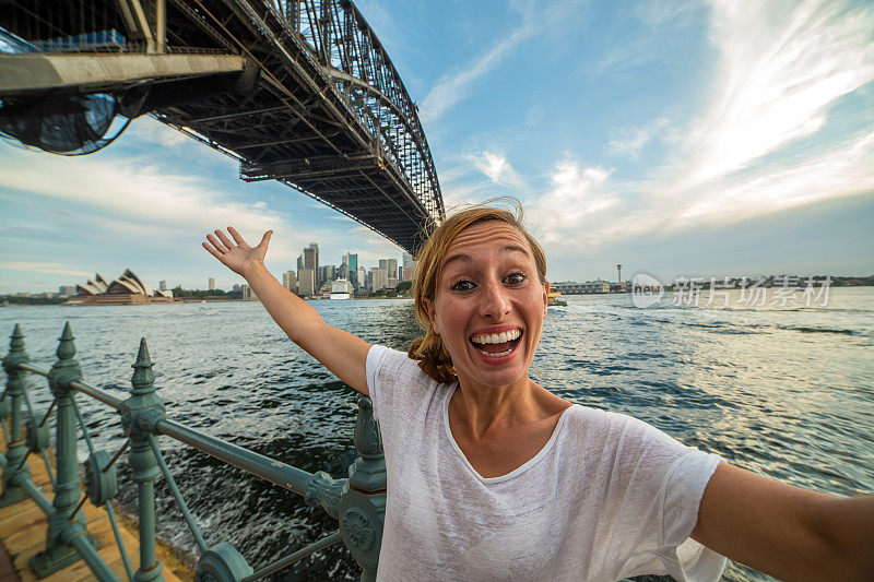 一名年轻女子以悉尼天际线为背景自拍