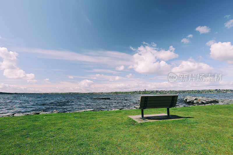 长凳俯瞰华盛顿湖在春天的阳光