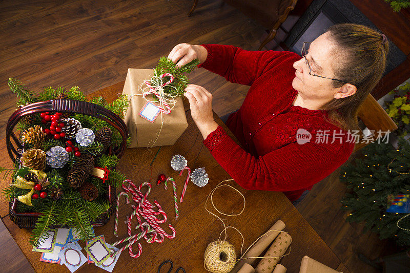 女人用牛皮纸和麻绳包装圣诞礼物