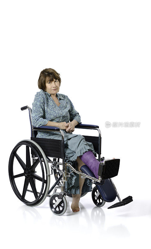 坐在轮椅上，脚上打着石膏的女人
