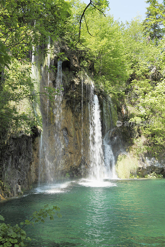 垂直的瀑布，水流流入克罗地亚的Plitvice深池塘