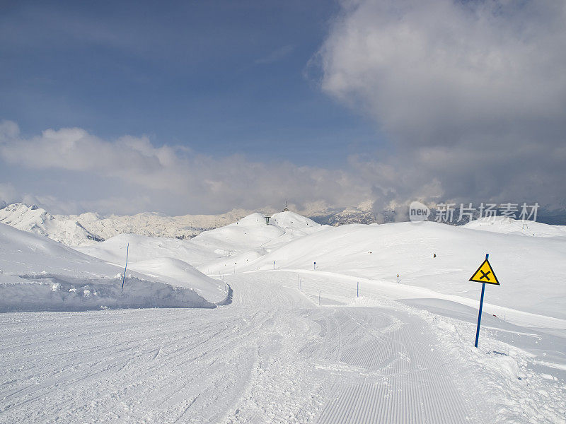 在山上滑雪