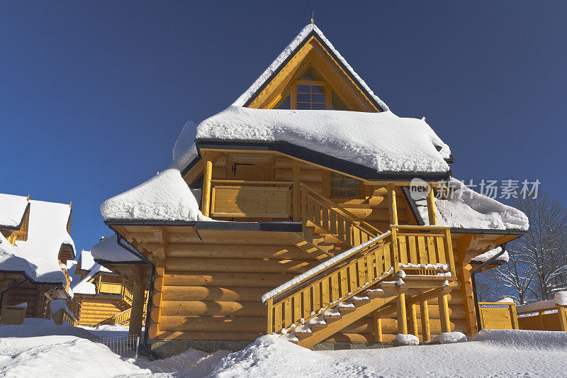 冬天的木制住宅