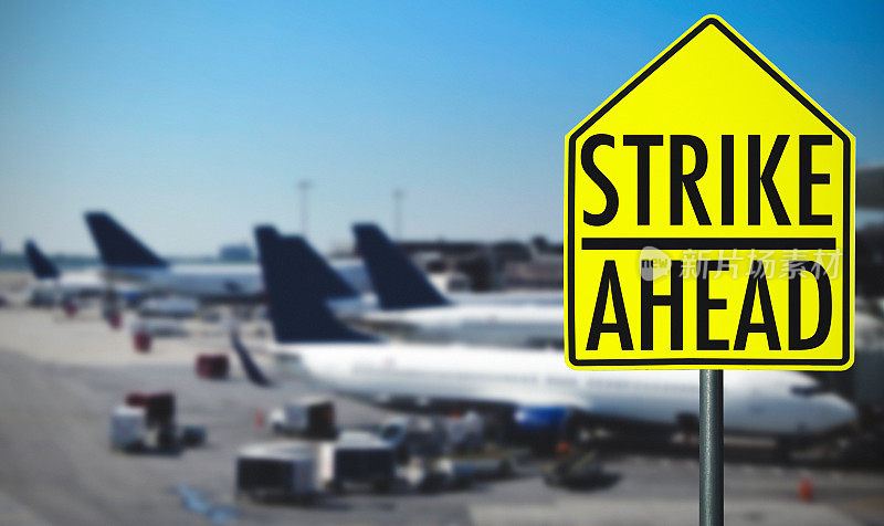 航班在机场的路标上罢工