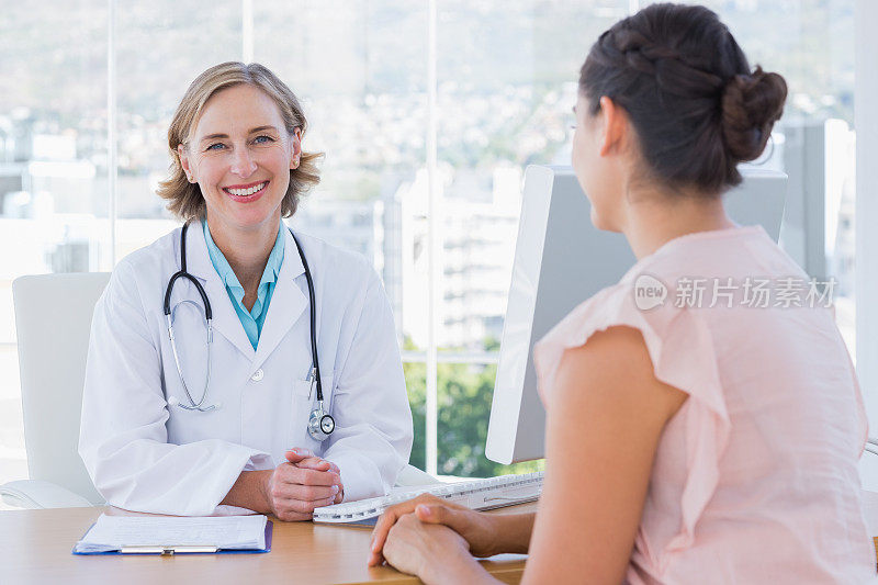 医生在她的诊所里与病人讨论
