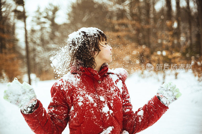 十几岁的女孩在冬天的森林里玩雪