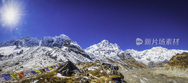 在尼泊尔喜马拉雅山的安纳布尔纳圣地，经幡飘扬