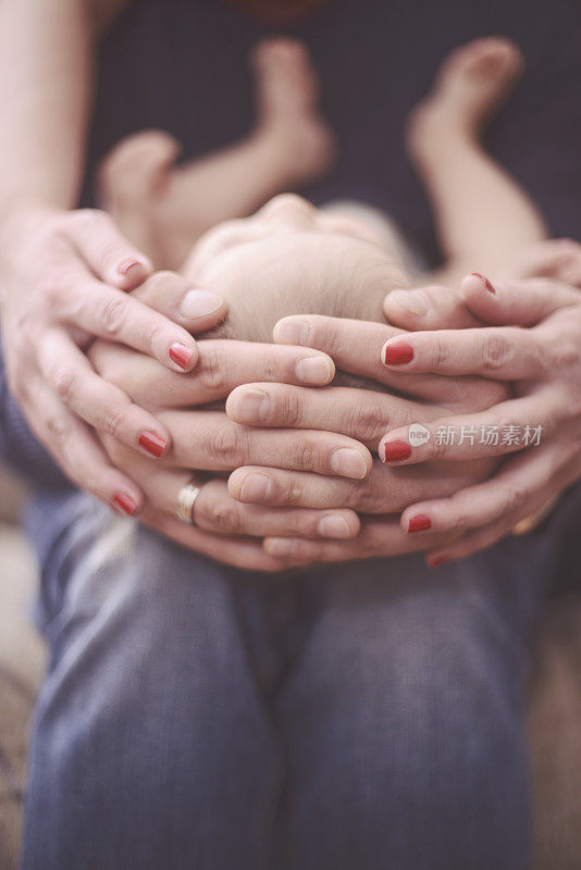 可爱的新生男婴