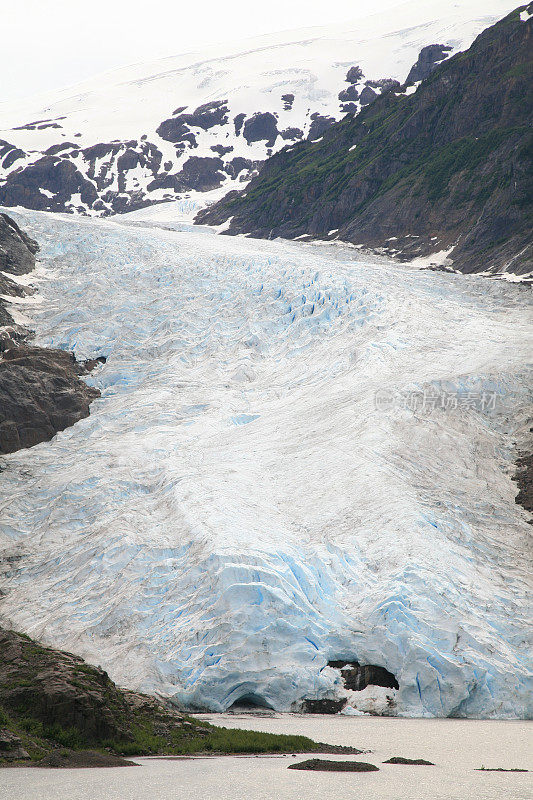 加拿大不列颠哥伦比亚省斯图尔特以东的贝尔冰川。