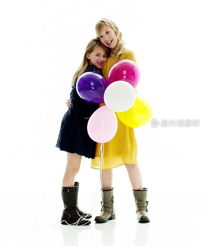 两个小女孩在玩气球
