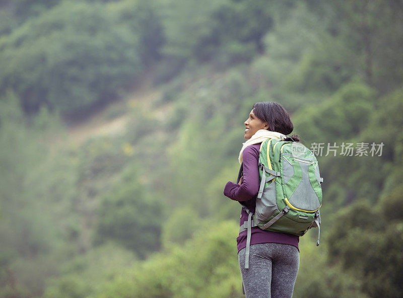 在森林里徒步旅行的女人。