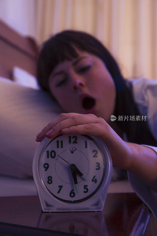 一名年轻女子在一夜好眠后醒来