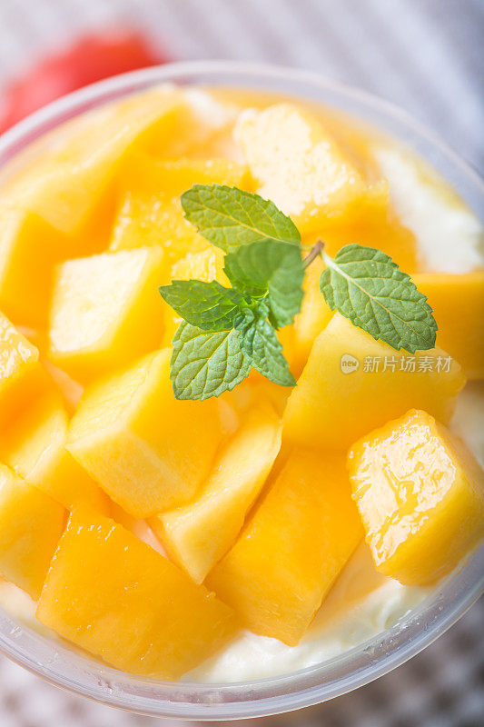 芒果片配奶油和冰沙