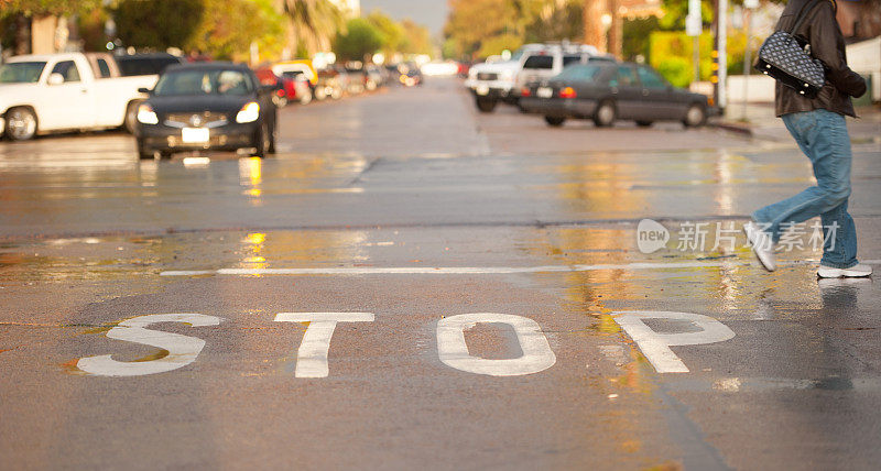 路口，停车字，运动模糊汽车在雨和阳光