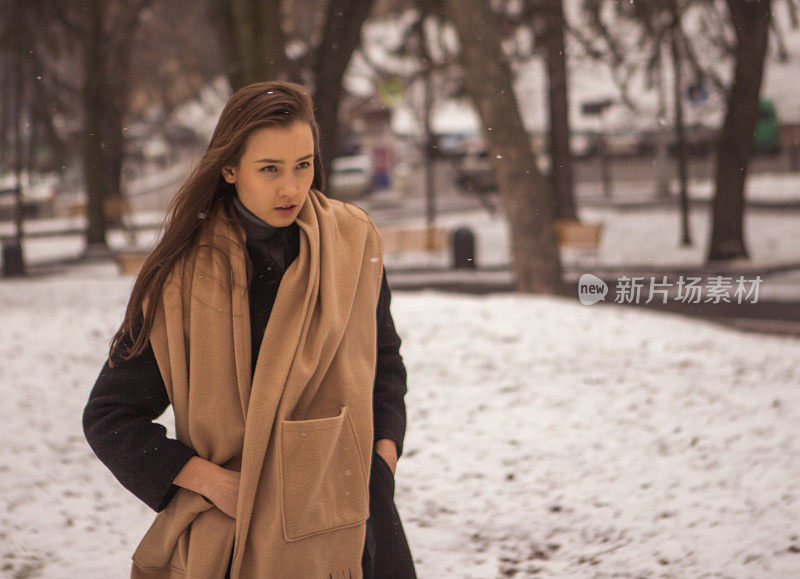 年轻的乌克兰女孩模特盯着乌克兰利沃夫公园