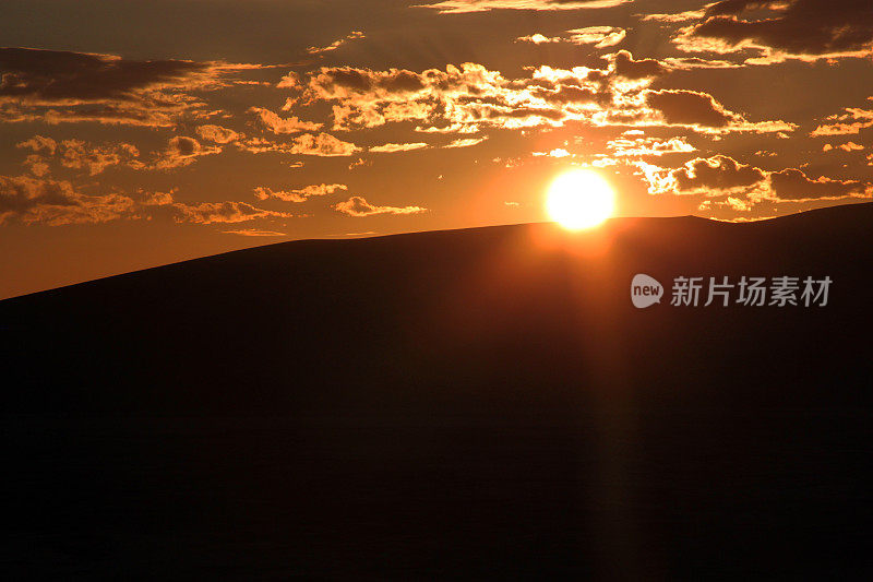 纳米比亚:纳米布沙漠上的日出彩云
