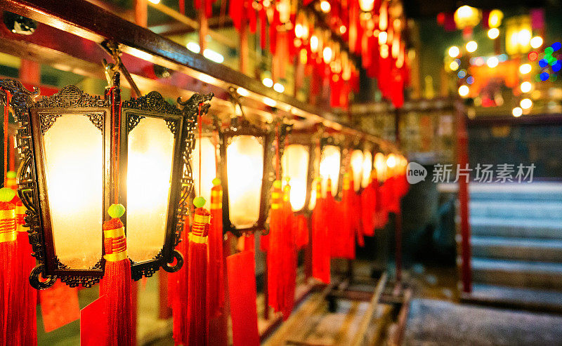 佛寺里一排排的红灯笼