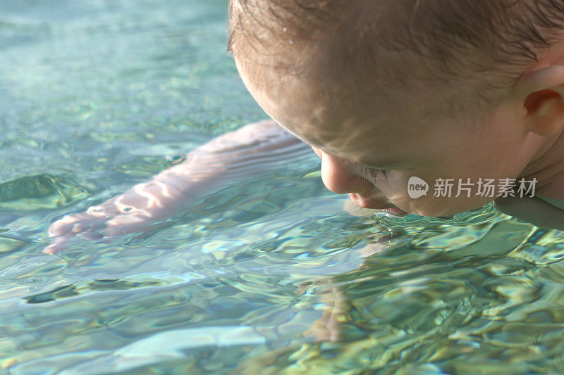 婴儿在水里游泳