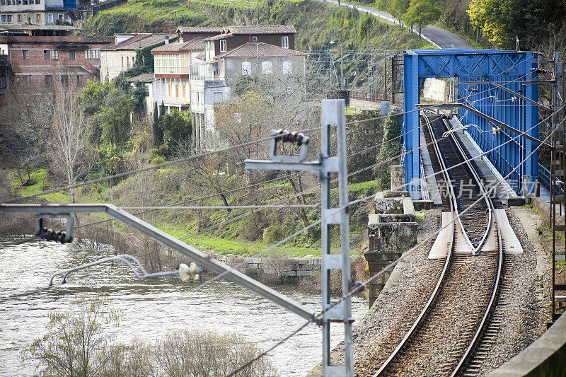 铁路桥，皮尔斯村，河Miño和轨道。
