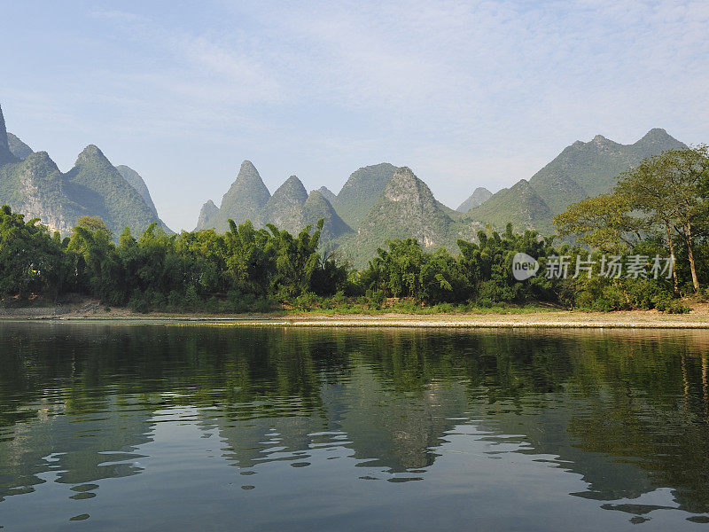 倒影在水中的风景