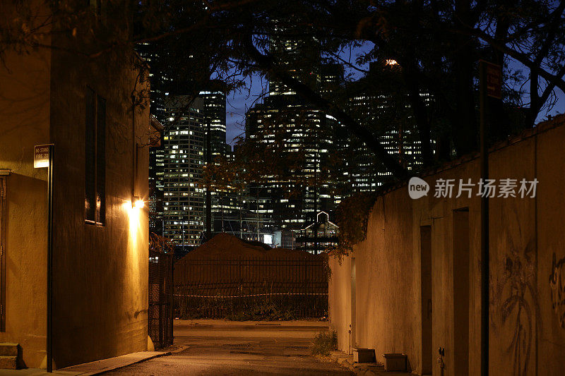 在城市灯光下的夜晚，废弃的布鲁克林后街