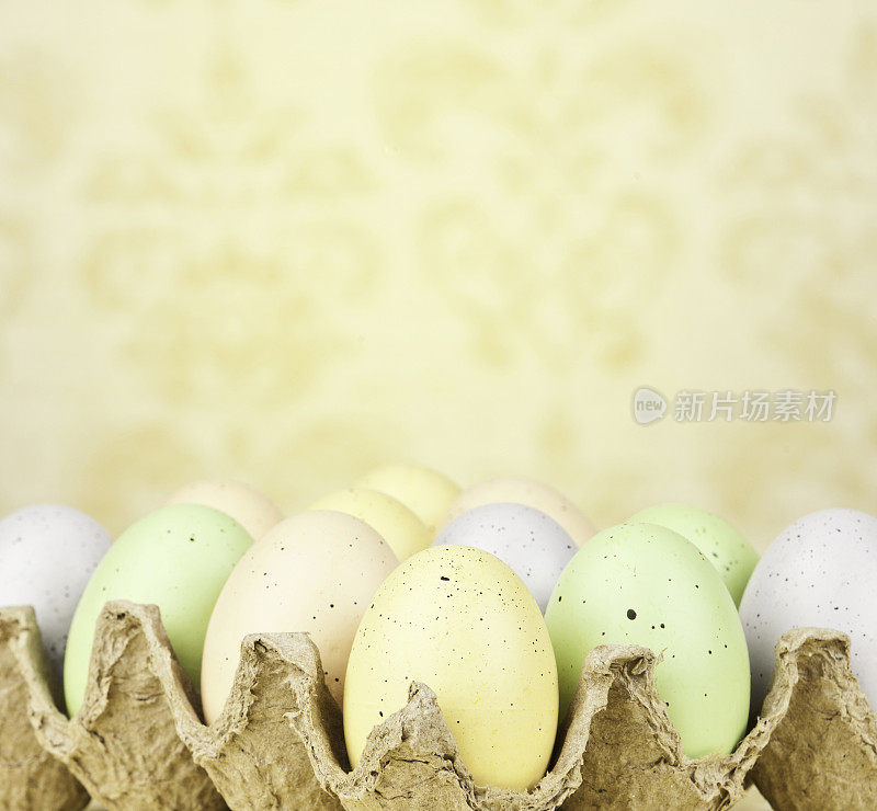 彩蛋箱里的彩色复活节彩蛋