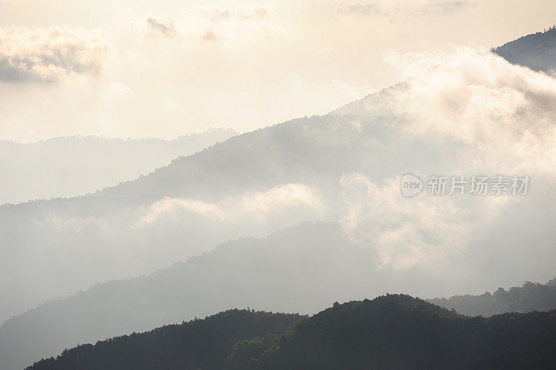 迷雾山的日出