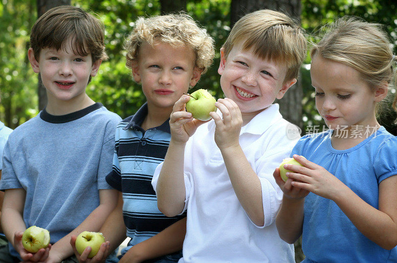 学生们在吃苹果。