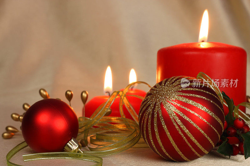 圣诞装饰品，金色缎子上的红蜡烛。