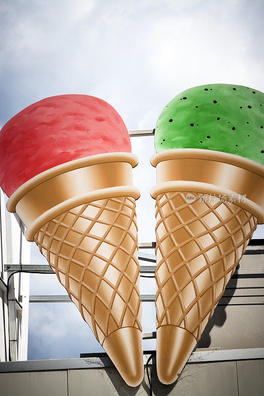 两个大蛋筒，里面有红色和绿色的冰淇淋