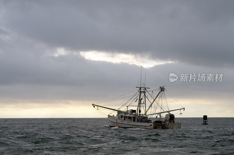 一艘拖网渔船出海