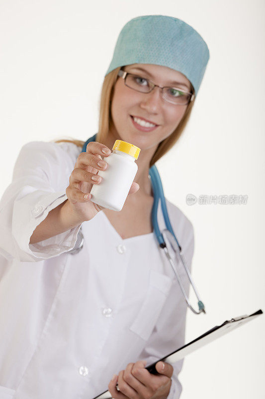女医生展示一个药瓶。