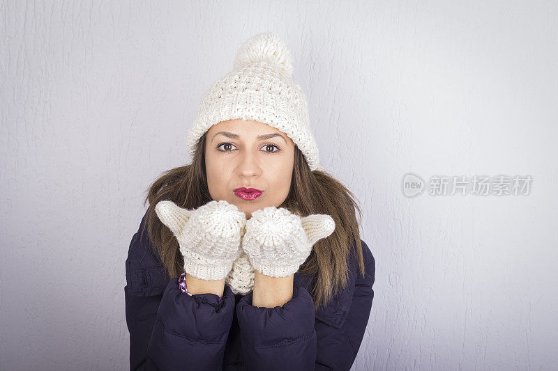 吹雪的漂亮女人。