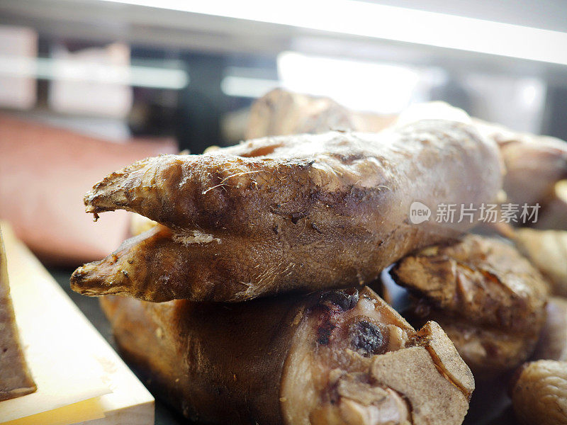 熏猪蹄，也叫猪蹄，在肉贩的展示。