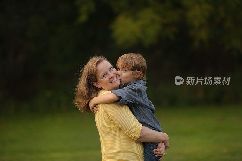 小男孩亲吻他的妈妈
