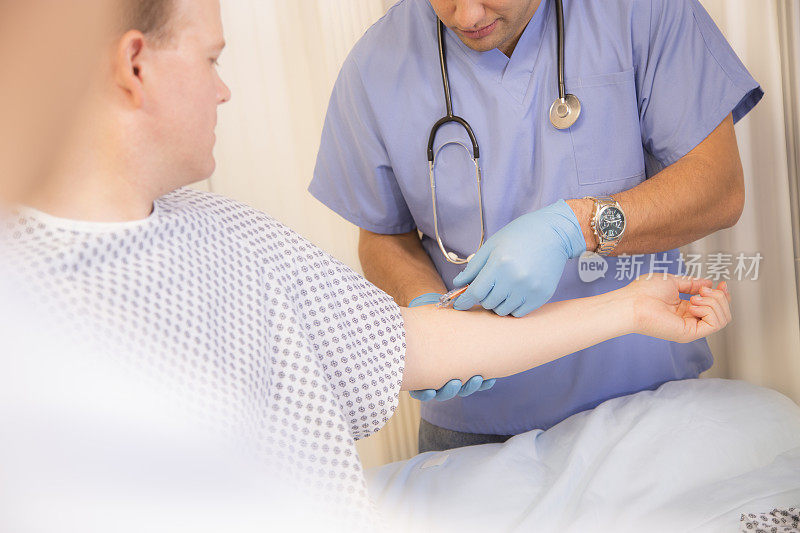 医疗保健:男子在医院接受医生注射。