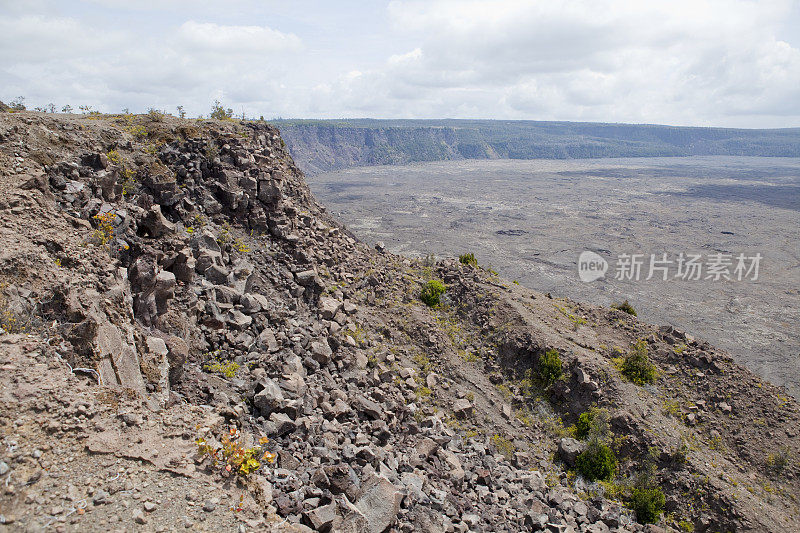 火山口底部的熔岩场景观