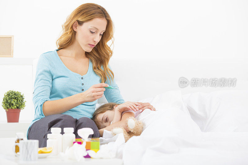 母亲给生病的孩子测体温。