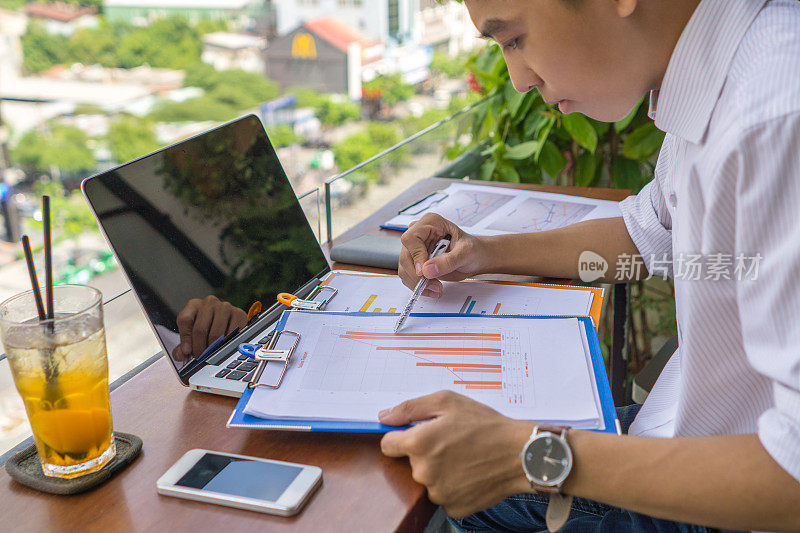 在提交给上司之前，审核和比较报告中的数据