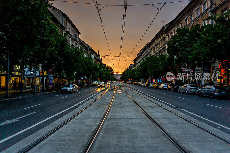 日落时分布达佩斯市中心大街上的有轨电车
