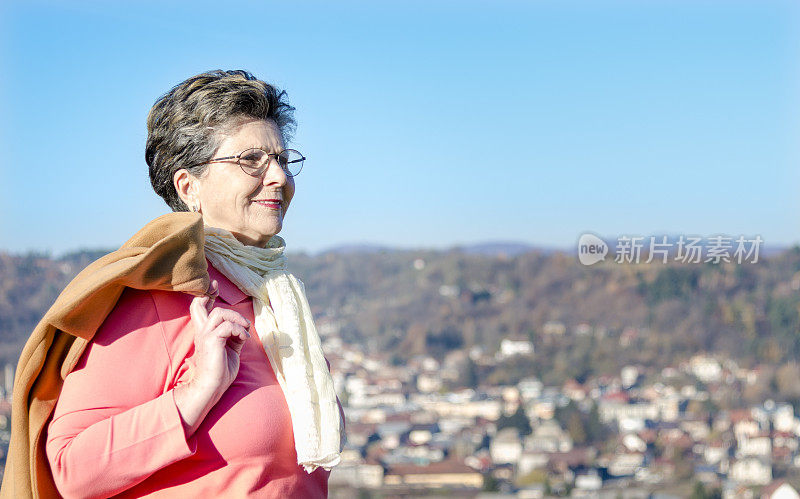 老年妇女喜欢徒步旅行