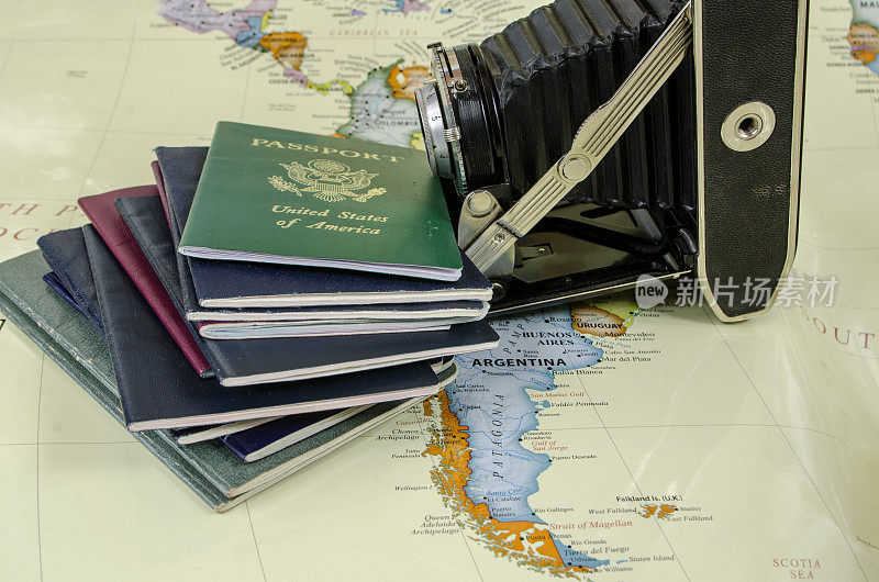 古董风箱相机，护照和地图
